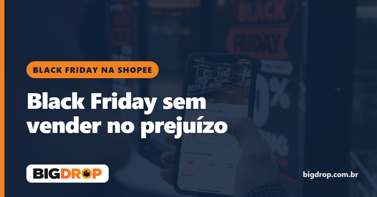 Mão segurando um celular diante de cartazes de Black Friday em uma vitrine