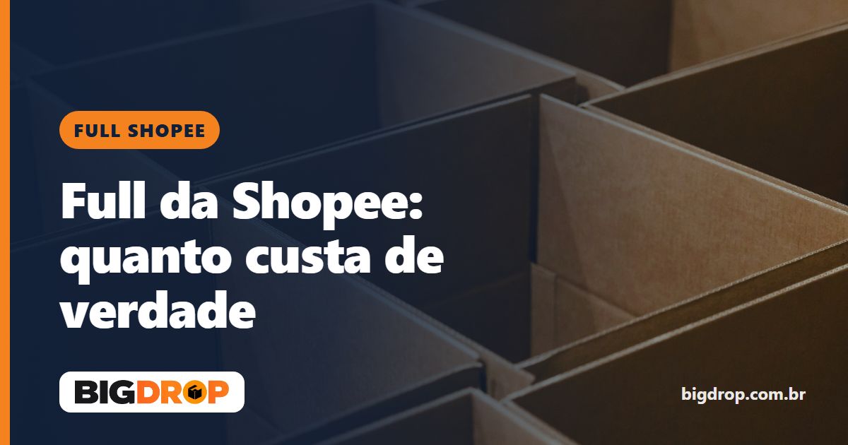 Caixas de papelão vazias enfileiradas em um armazém