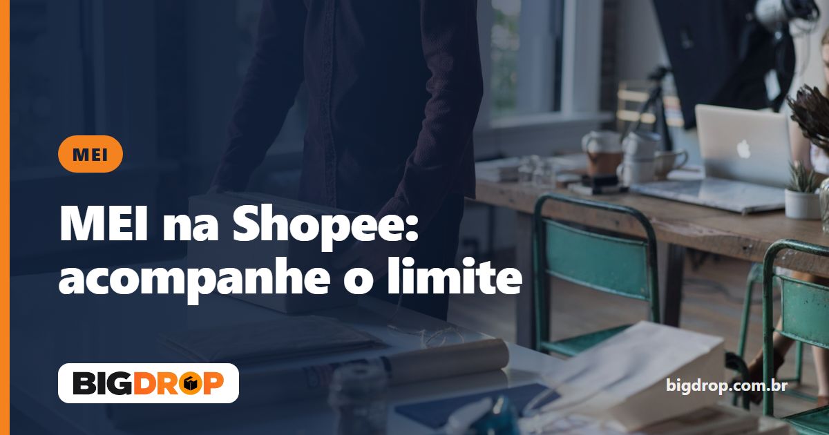 Vendedor embalando uma caixa de papelão sobre uma mesa de trabalho