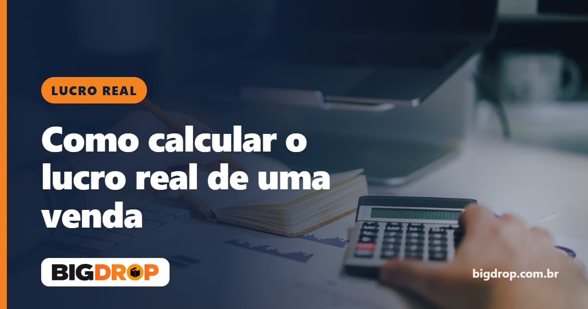 Mãos com lápis e calculadora sobre uma mesa, fazendo contas de lucro