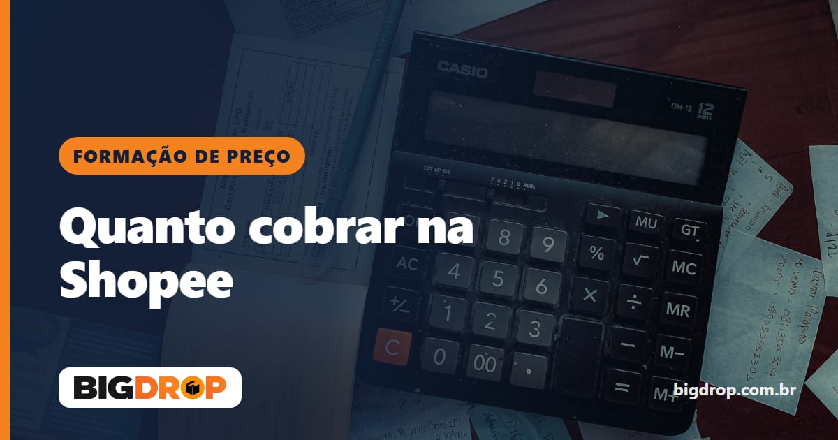 Calculadora, caderno e notas sobre uma mesa, para calcular o preço de venda