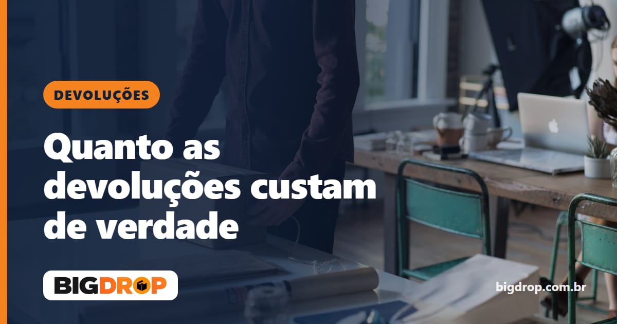 Pessoa preparando uma encomenda em uma mesa de trabalho