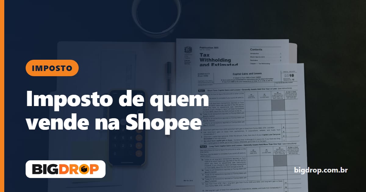 Formulários de imposto, caneta e celular com calculadora sobre uma mesa escura